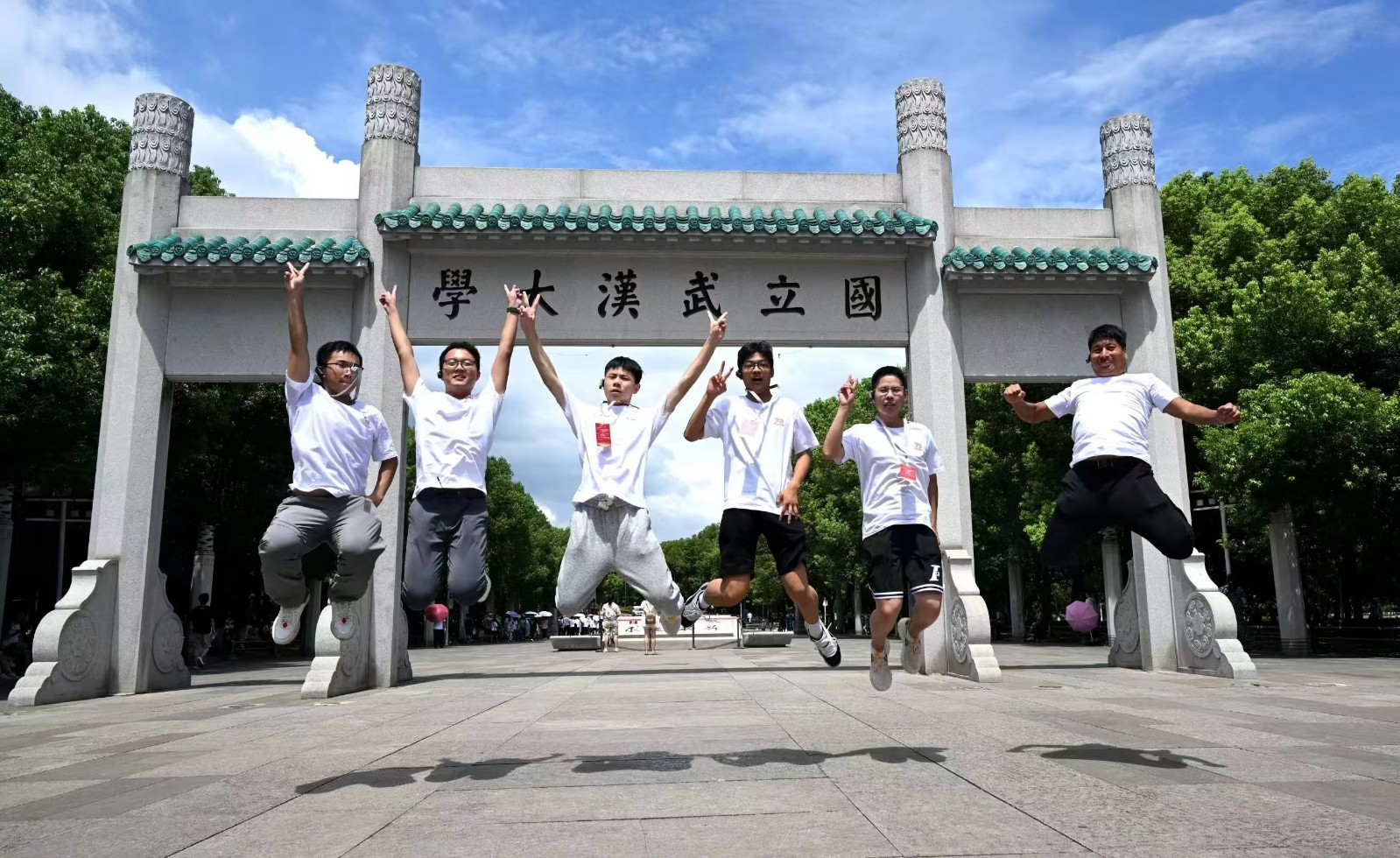 “勁牌陽(yáng)光學(xué)子”研學(xué)行的部分同學(xué)合影，左一為石錦杰同學(xué)
